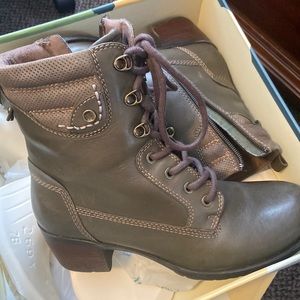 Earth Denali anchor boots dark olive